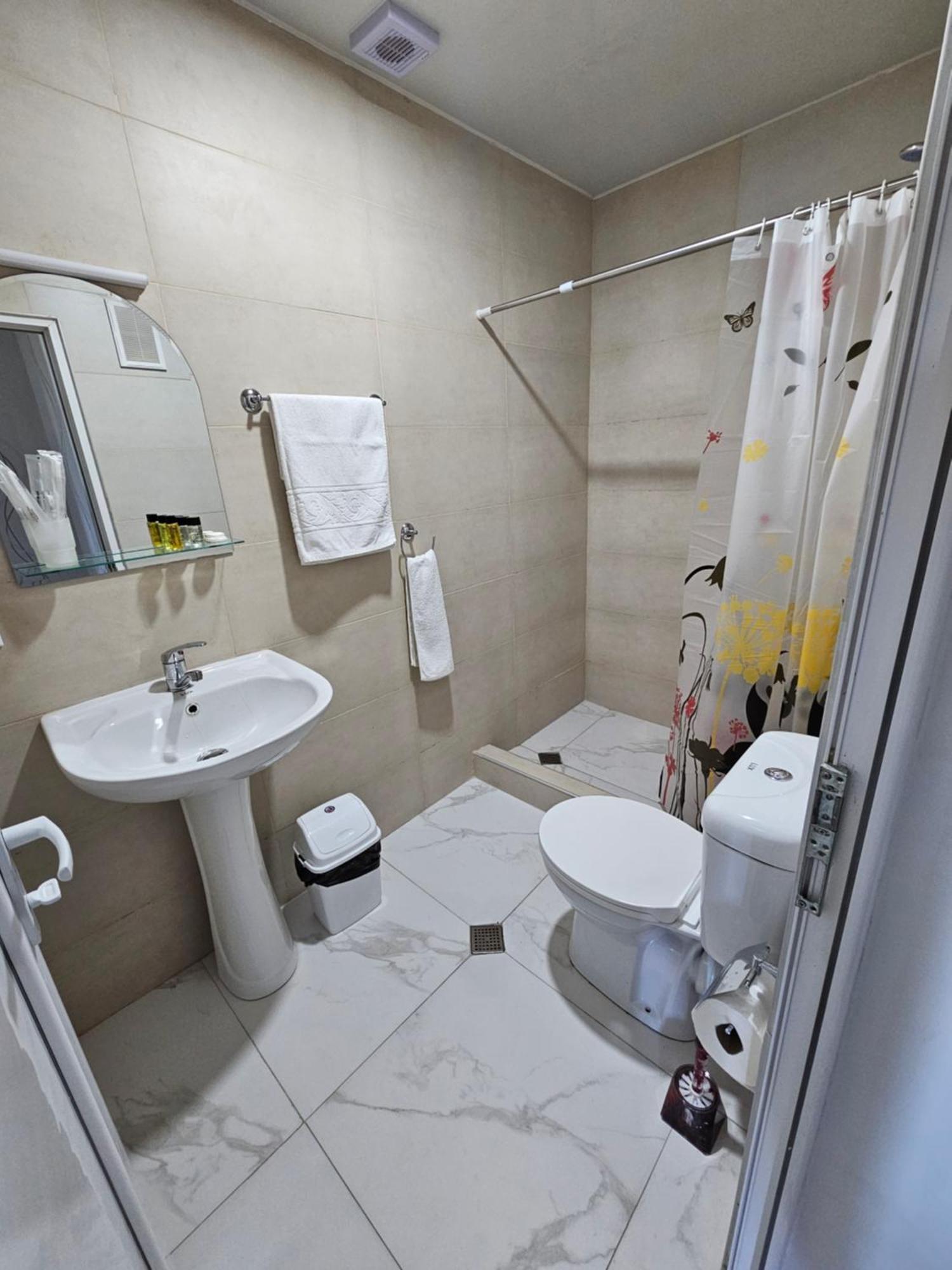 Hilltop Guest House Kutaisi Esterno foto